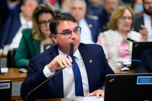 Autor de um dos projetos, Flávio Bolsonaro classificou decreto do governo como "clara intenção de agradar assaltantes, homicidas e estupradores"

Fonte: Agência Senado