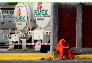 Trabalhador da petroleira mexicana Pemex na refinaria de Cadereyta, em agosto de 2020. Empresa é investigada na Lava Jato.Daniel Becerril (Reuters)