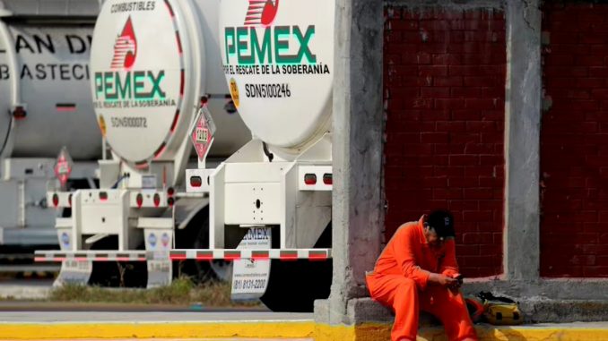 Trabalhador da petroleira mexicana Pemex na refinaria de Cadereyta, em agosto de 2020. Empresa é investigada na Lava Jato. Daniel Becerril (Reuters)